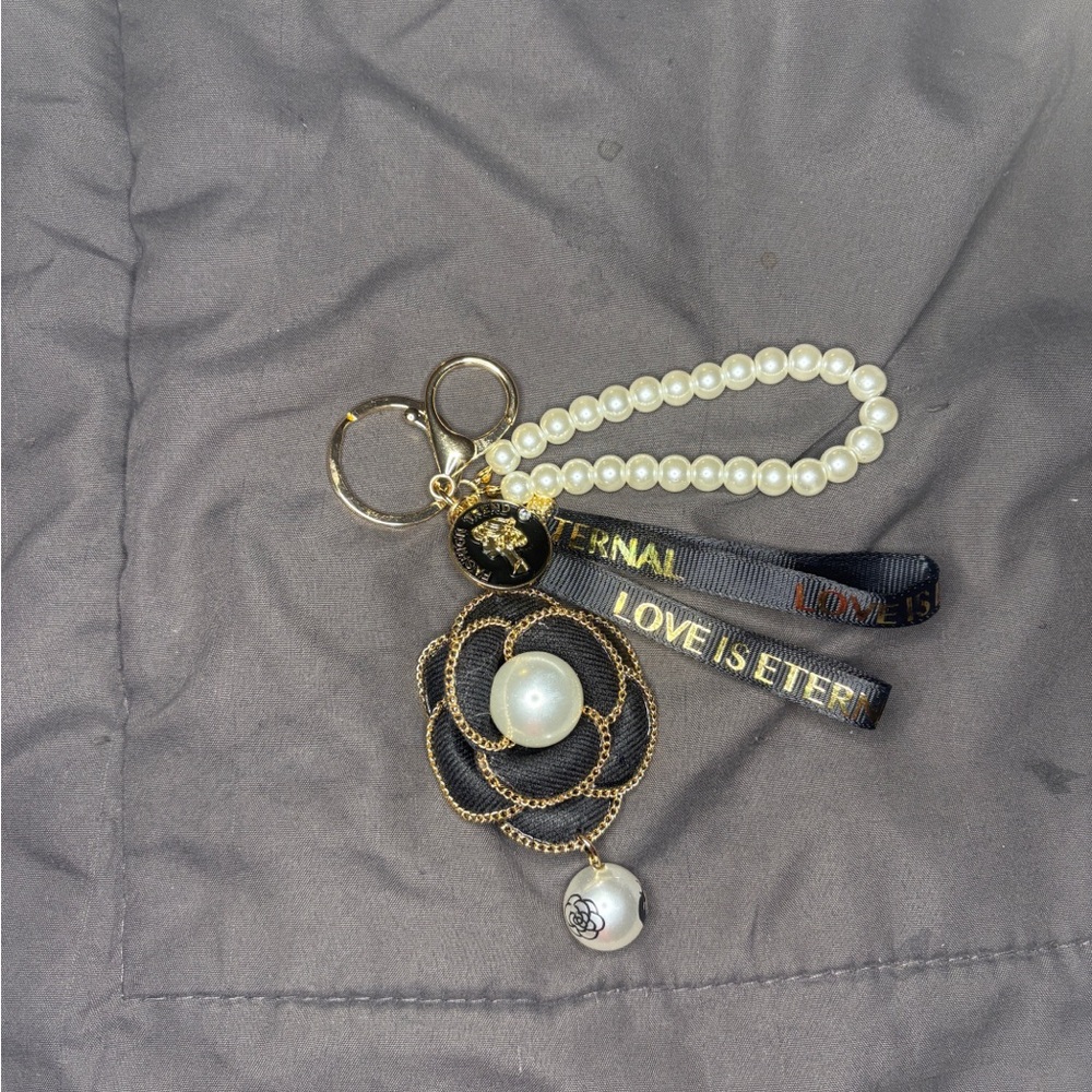 Bag charm/keychain in black and whited Gold